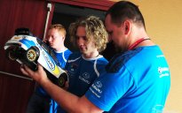 Dominik Butvilas składa autograf na swojej replice rajdówki